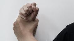 Tomáše znásilňoval jeho učitel. Podobný zážitek má každý devátý muž