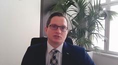 Útoky v Rudém moři nadále komplikují lodní dopravu. Některé firmy přerušily výrobu