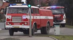 Stovka hasičů zasahovala při obřím požáru haly v Čelákovicích