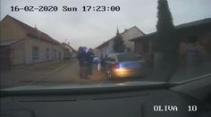 Zdrogovaný rodič ohrozil svého syna. Před policisty zběsile ujížděl