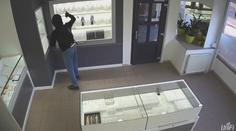 Majitel zlatnictví vyhnal z obchodu zloděje. Policie po nich pátrá