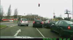 Opilý řidič u Pardubic naboural policejní auto a jel dál!