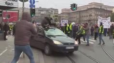 V Bělehradě vjel řidič do davu demonstrantů. Vážně zranil mladou studentku