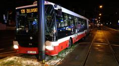V Praze v noci bouraly dvě tramvaje! Zranili se čtyři lidé