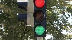 Motorka se dvěma muži vrazila do semaforu. Jeden zemřel