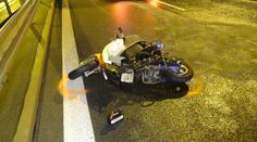 Řidič, který srazil motorkáře a vezl ho na kapotě, už sedí v cele