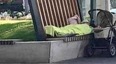 Lidé si mysleli, že maminka spí s dítětem na ulici. Všechno ale bylo jinak