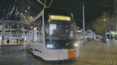 VIDEO: Noční Prahou se poprvé prohnaly nejnovější tramvaje. Mají být větší i pohodlnější