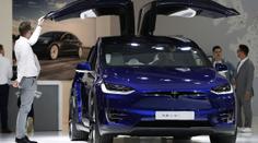 Tesla málem skřípla hlavu čtyřletému dítěti. Místo automobilky to odnesli rodiče