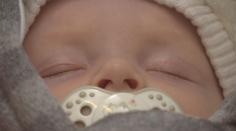 Němci proti nízké porodnosti bojují příspěvky, ve Španělsku delší mateřskou