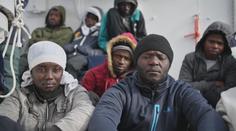 Po týdnech na pevné zemi. Malta přijala padesátku migrantů z lodí!
