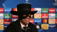 Kdo vede Šachtar? Na tiskovku dorazil místo trenéra Zorro!