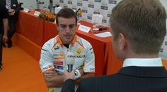 Hvězda F1 Alonso je v Praze, navštívil děti v Motole