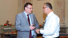 LN: Nečasovi ministři si nadělili čtvrt miliardy!