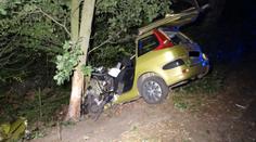 Řidič rozbil auto o strom a zahynul. Tělo museli z vraku vystříhat hasiči