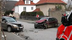 Řidič vyjel na ulici do protisměru, čelně napálil auto. Dva zranění