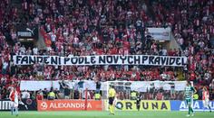 Rozdělená tribuna Sever. Fanoušci při derby nefandili a ještě se poprali