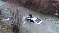 Muž utopil auto v řece. Na záchranu musel počkat na střeše