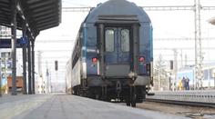 Na okraji Prahy se zastavily vlaky. Lokomotiva tam srazila člověka