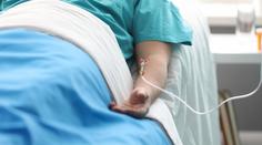 Mladému muži diagnostikovali rakovinu žaludku. První příznak roky ignoroval