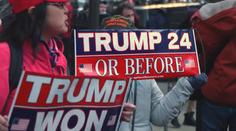Trump čeká, že si pro něj přijde policie. Své příznivce žene do ulic