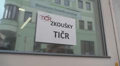 Trojice inspektorů měla podvádět s pracovními osvědčeními. Hrozí jim až 10 let