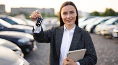 Ženy kritizují prodejce aut: Chovají se k nám hůř než k mužům! Jak se nenechat šidit?