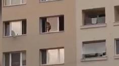 Video šokovalo Slovensko. Holčička se v sedmém patře procházela po parapetu