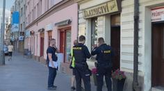 Ozbrojený muž přepadl pražské zlatnictví. Policie po něm pátrá