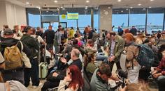 Češi uvízli na letišti v Řecku. Děti se tu válí na zemi, popsala turistka