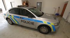 Agresor v Chocni rozmlátil policejní auto, nadýchal 2,76 promile