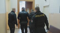 Muž měl brutálně zbít svého kamaráda i přítelkyni. Hrozí mu až 12 let