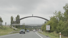 Socha na mostě vyděsila řidiče na Plzeňsku. Mysleli si, že jde o sebevraha