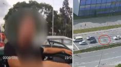 Muž doběhl auto před semaforem. Pěstí vysklil okénko