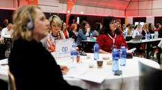 Ženy stále vydělávají méně než muži. Pražská konference to chce změnit