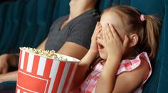 Děti se těšily na Frozen 2, místo toho přišla bitka s noži a mačetami
