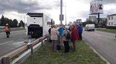 Při srážce autobusu s náklaďákem zemřela žena! Několik lidí se zranilo
