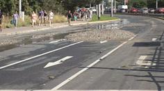 Velká havárie vody v Praze. Zaplavena byla ulice i tramvajová trať