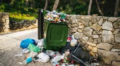 Manželé uklidili odpadky z ulice. Za týden jim přišla vysoká pokuta