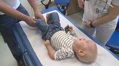 Děti trpící svalovou atrofií mají šanci. Pojišťovna začala proplácet lék