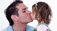 Líbáte své děti na ústa? Sexuálně je dráždíte, tvrdí psycholožka!