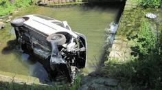 Děsivé FOTO: Auto se otočilo na střechu a skončilo v potoce