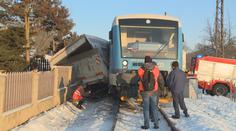 Auto uvízlé na přejezdu smetl vlak, mladý řidič po smyku nepřežil