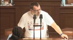 Rvačku poslanců na jednání Sněmovny řeší policie jako výtržnictví
