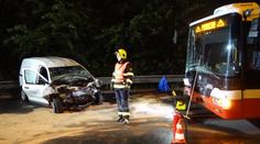Pekařská dodávka čelně narazila do autobusu, řidiče vyprošťovali hasiči