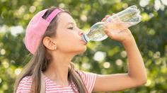 Dostává vaše dítě špatné známky? Možná má jen žízeň, šokují vědci