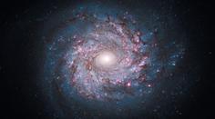 FOTO: unikátní galaxie se zbarvila do růžova