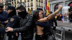 Fašisti ve Španělsku zbili a zkopali protestující dívky nahoře bez