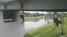 Kluci na Pardubicku kvůli "kešce" šplhali po mostě. K pádu stačilo málo