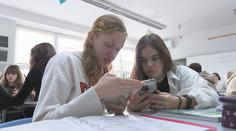 Školy chtějí zákázat mobily ve třídách. Byla by to chyba, varují psychologové